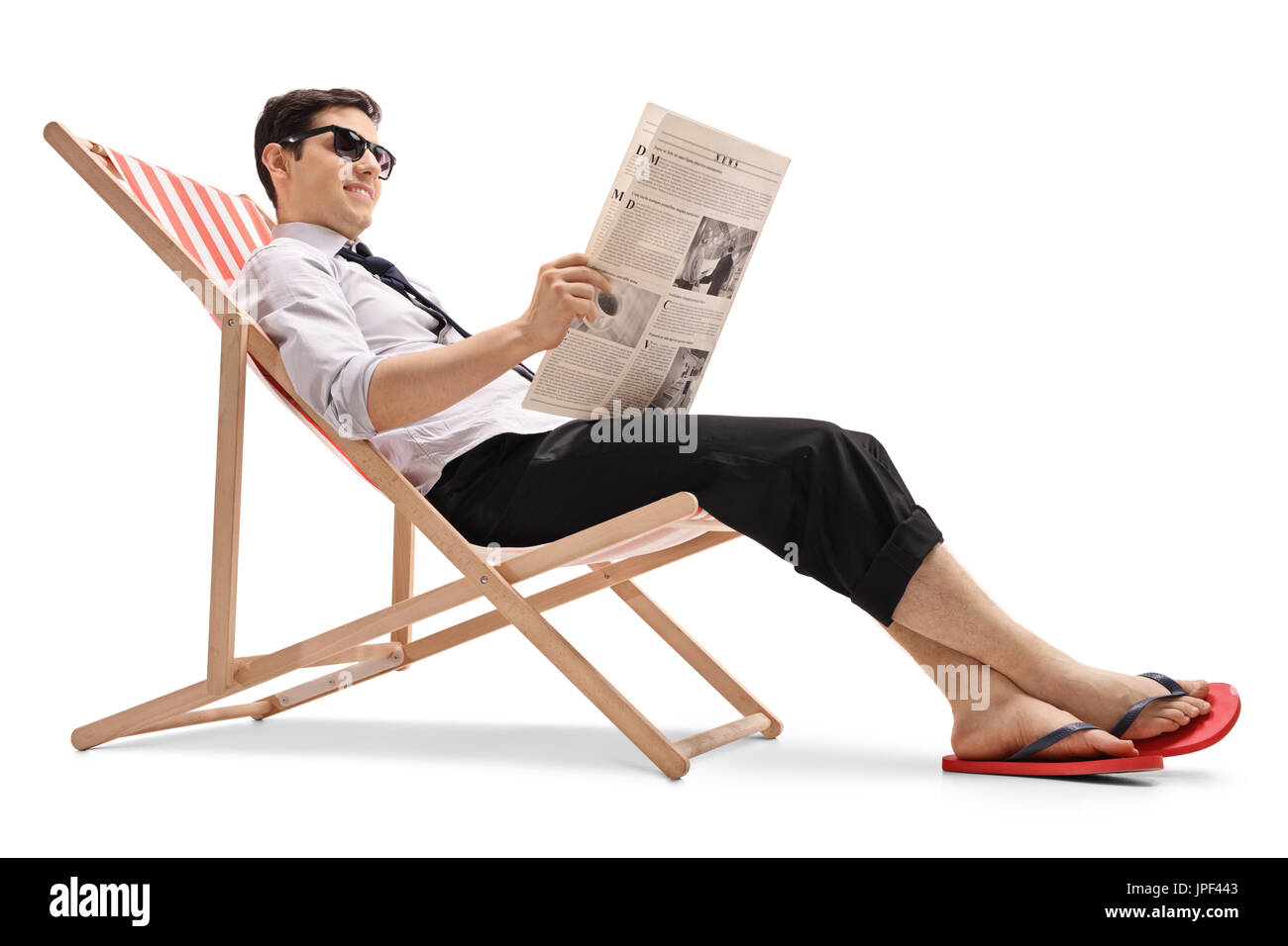 En homme d'une chaise longue à lire un journal isolé sur fond blanc Banque D'Images