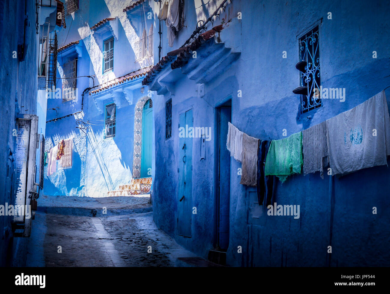 Avec sa palette de bleu et blanc, de bâtiments publics, la ville de Chefchaouen garde son sang froid dans une région très chaude au Maroc. Banque D'Images