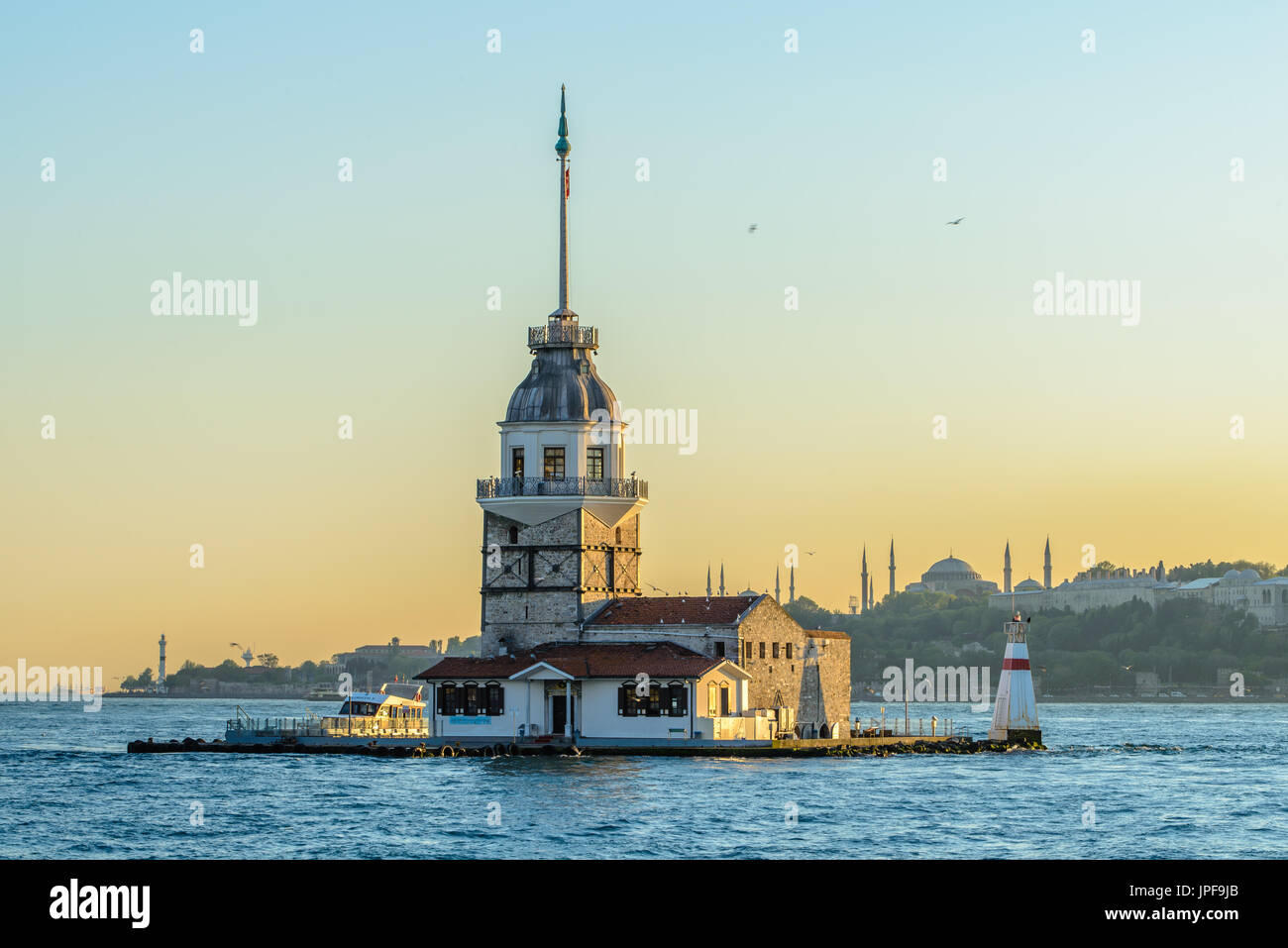 Tour de la jeune fille d'Istanbul, vue à partir de la rive asiatique du Bosphore Banque D'Images