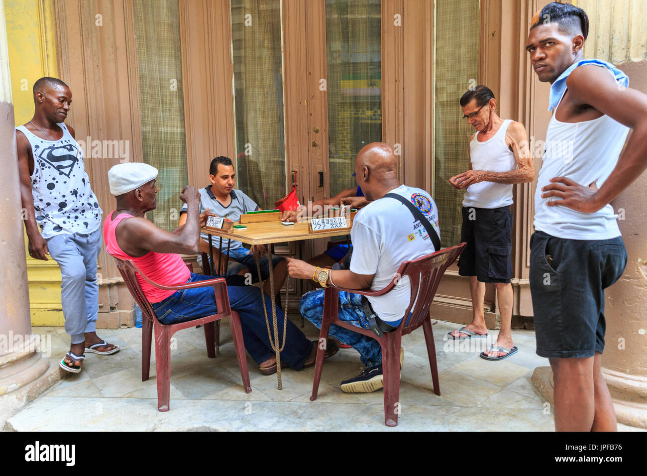 Groupe d'hommes cubains jouent un jeu de dominos dans la rue, La Vieille Havane, Cuba Banque D'Images