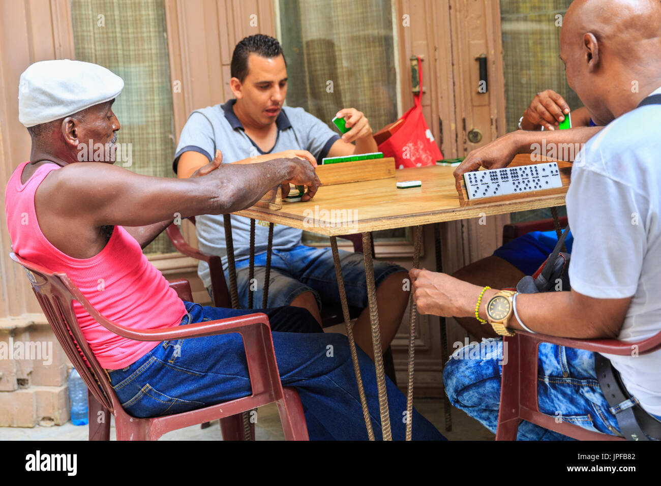 Groupe d'hommes cubains jouent un jeu de dominos dans la rue, La Vieille Havane, Cuba Banque D'Images