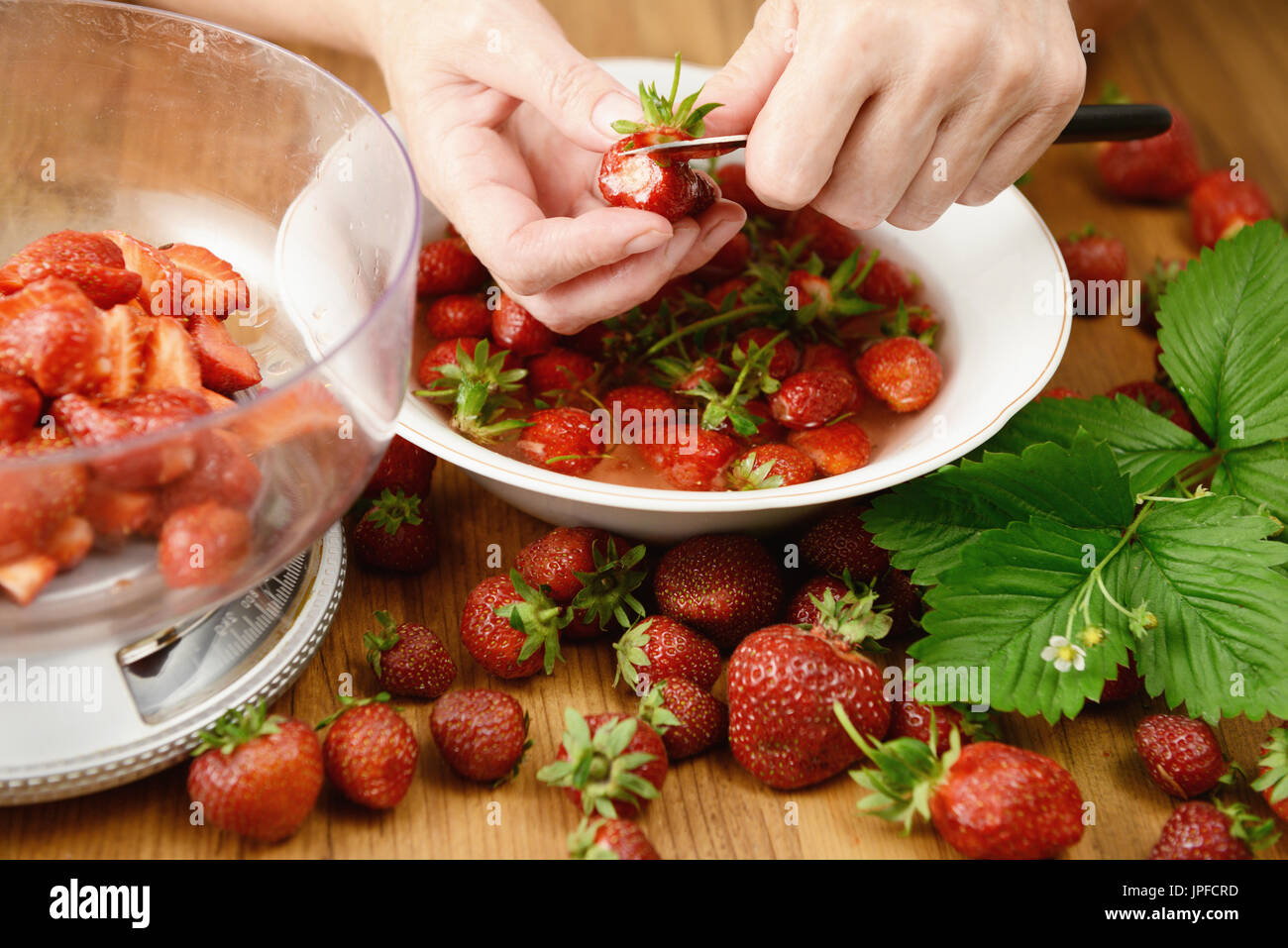 Frais de nettoyage des fraises dans un bol avec de l'eau Photo Stock - Alamy