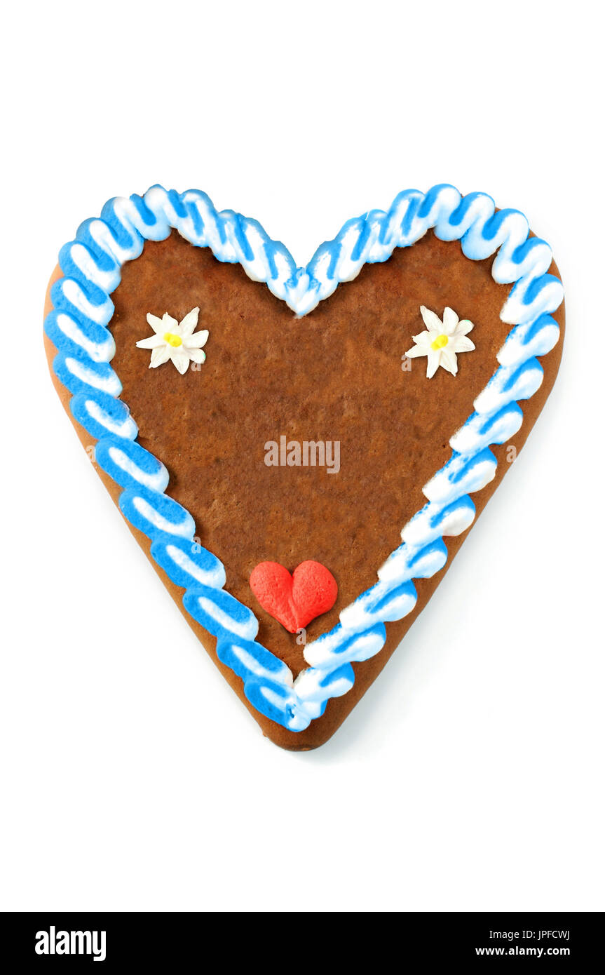 Oktoberfest gingerbread heart cake with copy space sur blanc fond isolé Banque D'Images