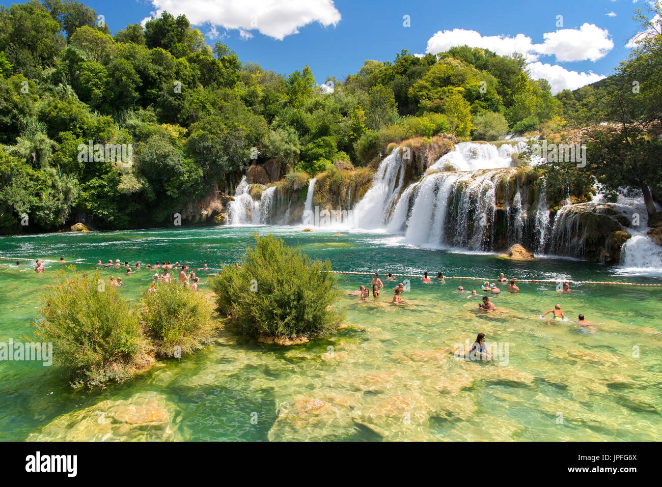 À Skradinski Buk Le Parc National des chutes de Krka, Croatie Banque D'Images