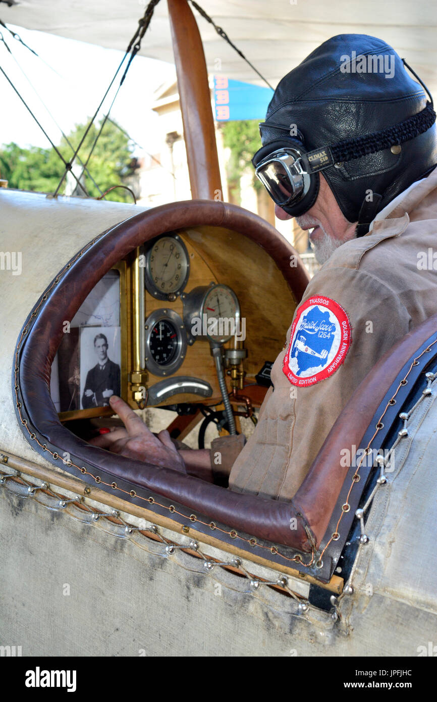 Bristol, Royaume-Uni. 1er août 2017. david bremner vu montrant son www 1 bristol avion scout qui a joué un rôle essentiel dans l'histoire de l'aviation. David bremner est vu assis dans le cockpit avec une photographie de son grand-père sur la planche de bord. obligatoire signature crédit : Robert timoney/Alamy live news Banque D'Images