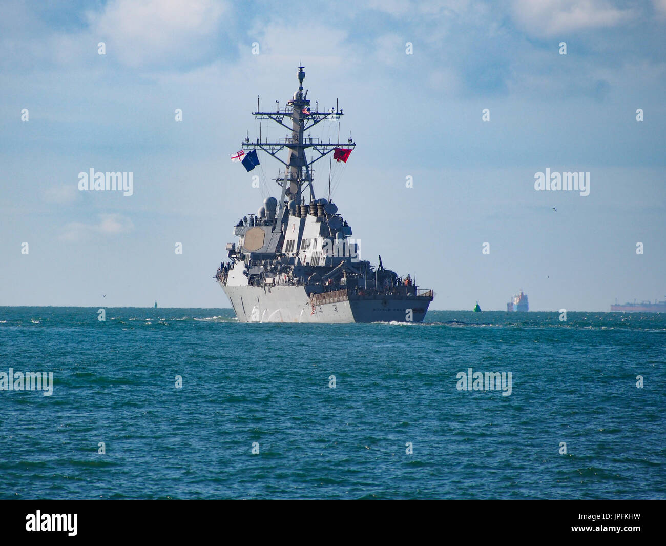Portsmouth, Hampshire, Royaume-Uni. 06Th Aug 2017. L'USS Donald Cook, DDG-75, une classe Arleigh Burke destroyer lance-missiles, quitte le port de Portsmouth après une visite d'une semaine avec d'autres navires engagés dans l'opération, le résoudre inhérent Coalition mondiale de lutte contre l'ISIS. Les autres membres du groupe de travail inclus USS mer des Philippines, navire norvégien HNoMS Helge Insgstad et USS George H W Bush une classe Nimitz, porte-avions à propulsion nucléaire. Crédit : Simon Evans/Alamy Live News Banque D'Images