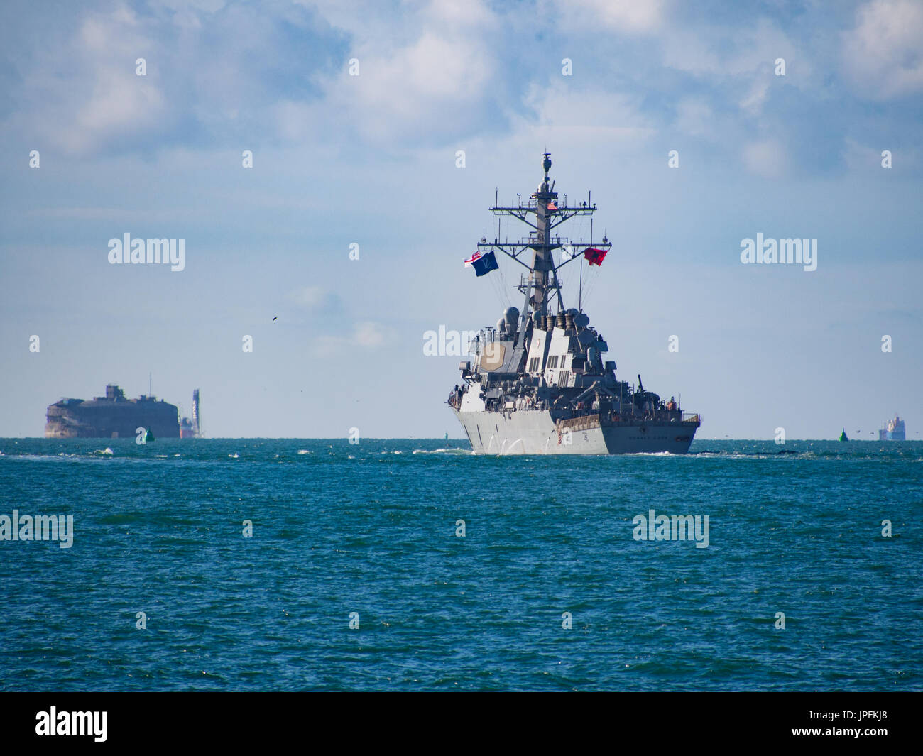 Portsmouth, Hampshire, Royaume-Uni. 06Th Aug 2017. L'USS Donald Cook, DDG-75, une classe Arleigh Burke destroyer lance-missiles, quitte le port de Portsmouth après une visite d'une semaine avec d'autres navires engagés dans l'opération, le résoudre inhérent Coalition mondiale de lutte contre l'ISIS. Les autres membres du groupe de travail inclus USS mer des Philippines, navire norvégien HNoMS Helge Insgstad et USS George H W Bush une classe Nimitz, porte-avions à propulsion nucléaire. Crédit : Simon Evans/Alamy Live News Banque D'Images