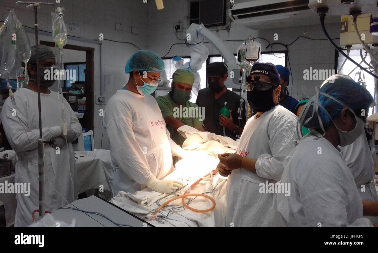 Dhaka, Bangladesh. 1er août 2017. L'opération des chirurgiens à Dhaka Medical College and Hospital pour séparer deux sœurs pygopagus né à Dhaka, capitale du Bangladesh, le 1 août, 2017. Chirurgiens parvenus à séparer deux 9-month-old soeurs né pygopagus dans une opération complexe dans la capitale, Dhaka, Bangladesh, mardi. Credit : Salim Reza/Xinhua/Alamy Live News Banque D'Images