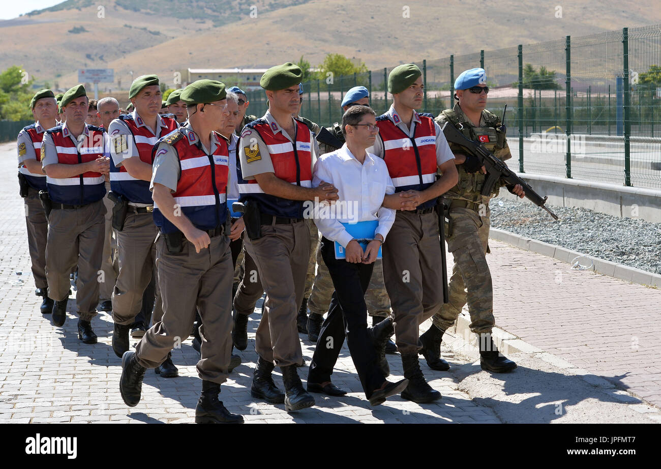 Ankara, Turquie. 1er août 2017. Les défendeurs escorté par la gendarmerie arrivent à la cour pour leur procès dans le district de Sincan, Ankara, capitale de la Turquie, sur Août 1, 2017. Un procès clé au-dessus de la Turquie a commencé l'année dernière tentative de coup sous de lourdes mesures de sécurité à Ankara le mardi, avec 486 suspects accusés d'avoir fomenté le coup face à la justice. Source : Xinhua/Alamy Live News Banque D'Images