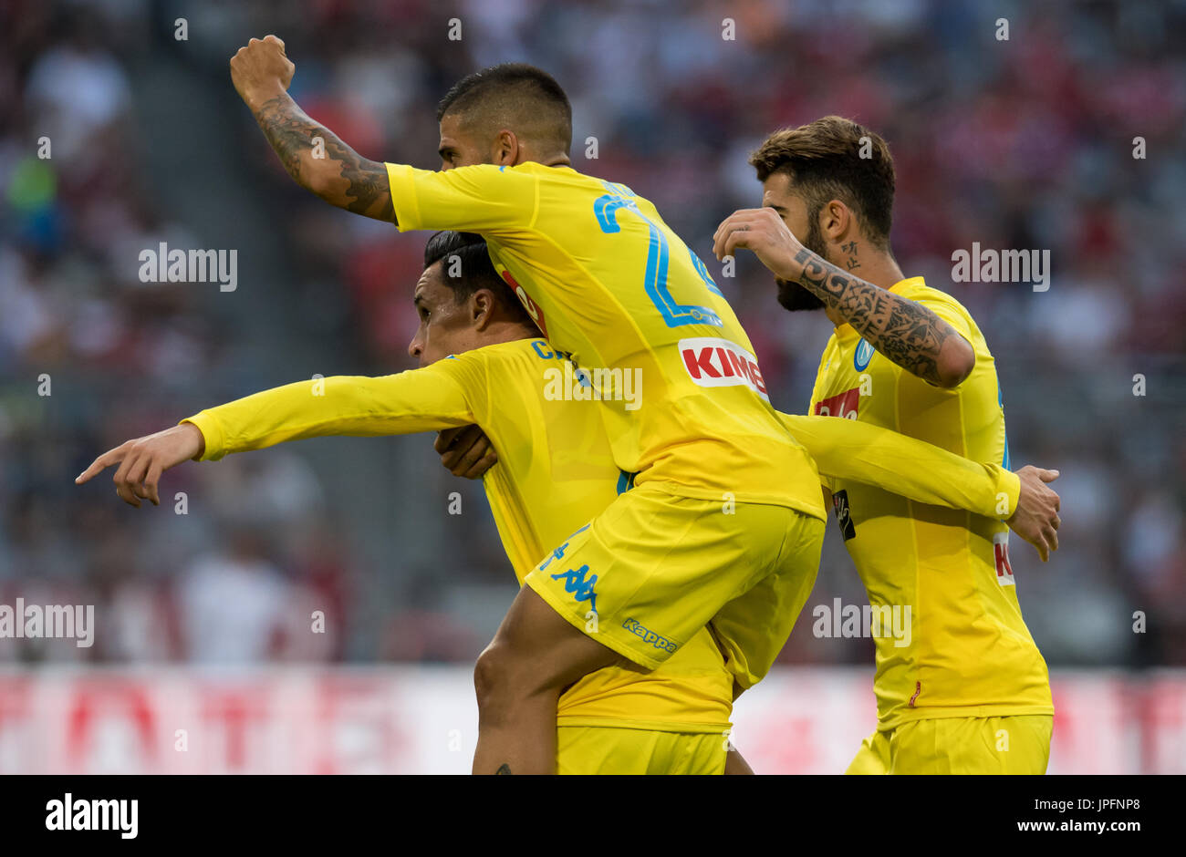 Munich, Allemagne. 06Th Aug 2017. Napoli's Jose Callejon (L) célèbre avec Lorenzo Insigne (C) et Alessio Zerbin sa correction de l'objectif d'ouverture au cours de l'Audi Cup demi-finale opposant Atletico Madrid vs SSC Napoli à l'Allianz Arena de Munich, Allemagne, 01 août 2017. Photo : Sven Hoppe/dpa/Alamy Live News Banque D'Images