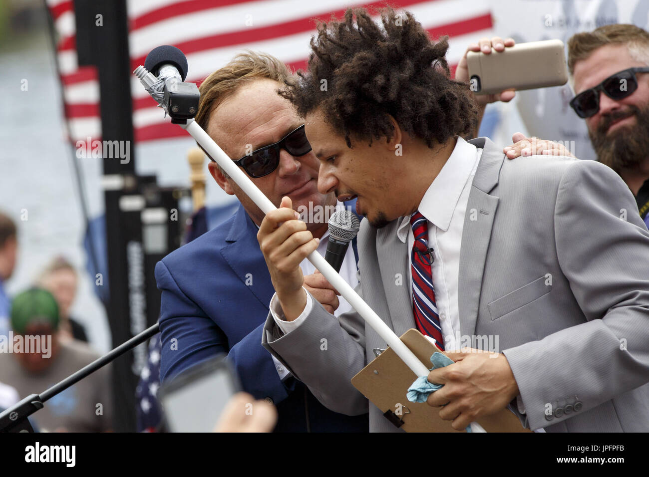18 juillet 2016 - Cleveland, Ohio, États-Unis - Comédien ERIC ANDRE parle avec avec animateur Infowars ALEX JONES au cours de l'Amérique d'abord rallier l'unité en marge de la Convention nationale républicaine de 2016 le lundi 18 juillet 2016 à Cleveland, Ohio. (Crédit Image : © Patrick Fallon via Zuma sur le fil) Banque D'Images