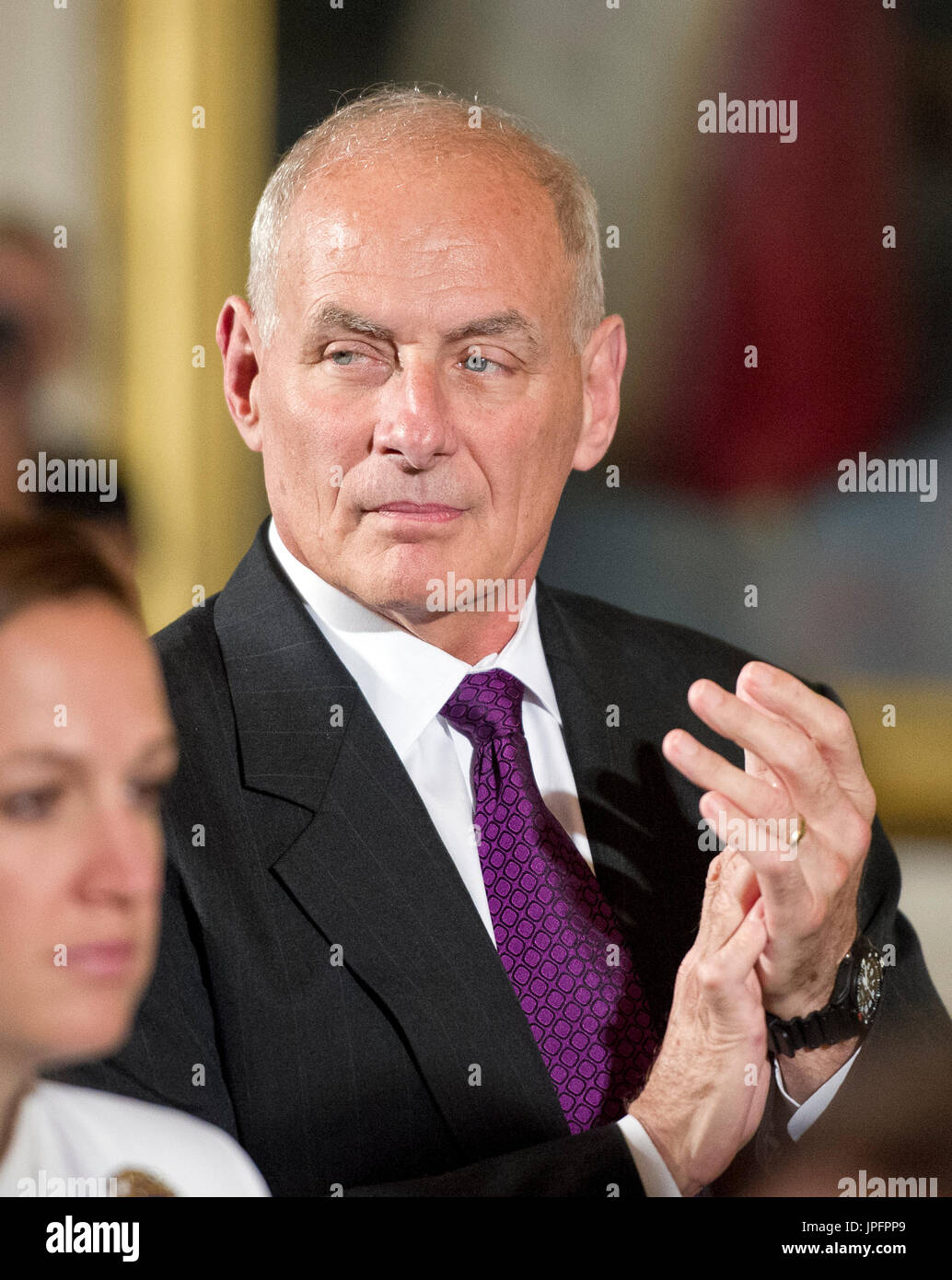 Maison Blanche, chef d'état-major général John Kelly applaudit après le Président des Etats-Unis, Donald J. Trump a fait des commentaires lors d'un événement avec les petites entreprises dans l'East Room de la Maison Blanche à Washington, DC le Mardi, Août 1, 2017. Credit : Ron Sachs/CNP /MediaPunch Banque D'Images