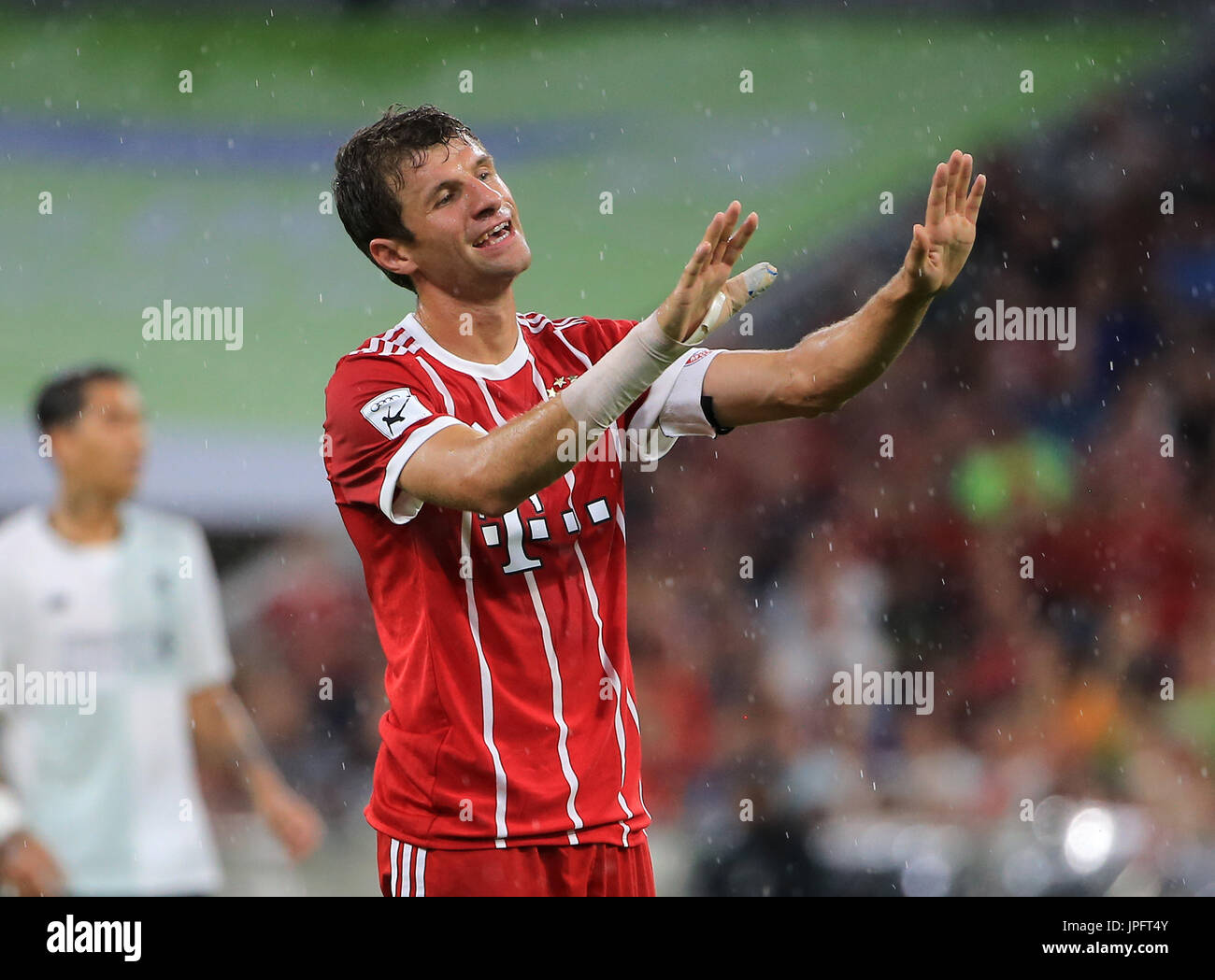 (170802) -- MUNICH, le 2 août 2017(Xinhua) -- le Bayern Munich's Thomas Mueller réagit au cours d'un match de demi-finale de la coupe d'Audi 2017 entre Liverpool F.C. d'Angleterre et d'Allemagne, le Bayern de Munich à Munich, Allemagne, le 1 août, 2017. Liverpool a gagné 3-0. (Xinhua/Philippe Ruiz) Banque D'Images