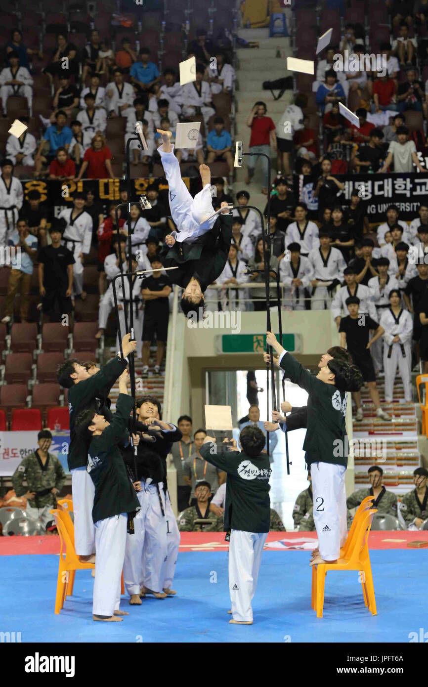 Démonstration de taekwondo une démonstration de l'art martial traditionnel coréen le taekwondo est en cours dans un gymnase au Anyang, province de Gyeonggi, 1er août 2017. (Yonhap)/2017-08-02 10:19:46/  < 1980-2017 AGENCE YONHAPNEWS. . > Photo via Newscom Banque D'Images