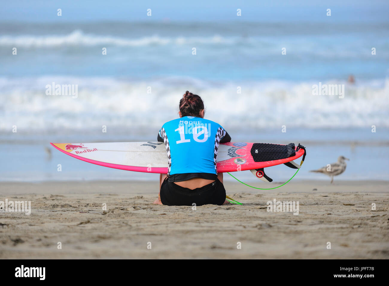 Huntington Beach, USA. 01 août, 2017. Carissa Moore (USA-Texas) se prépare pour le début de sa chaleur à la Women's 2017 CARS US Open de surf, le mardi, 01 août, 2017. Credit : Benjamin Ginsberg/Alamy Live News. Banque D'Images