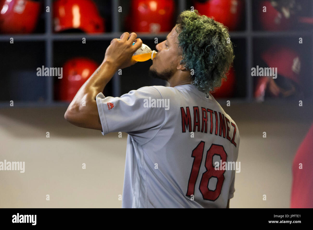 Milwaukee, WI, USA. 1er août 2017. Cardinals de Saint-Louis le lanceur partant Carlos Martinez # 18 après avoir été retiré du match après 5 manches de tangage et l'abandon de 3 s'exécute dans le jeu de la Ligue Majeure de Baseball entre les Brewers de Milwaukee et les Cardinals de Saint-Louis au Miller Park de Milwaukee, WI. John Fisher/CSM Banque D'Images