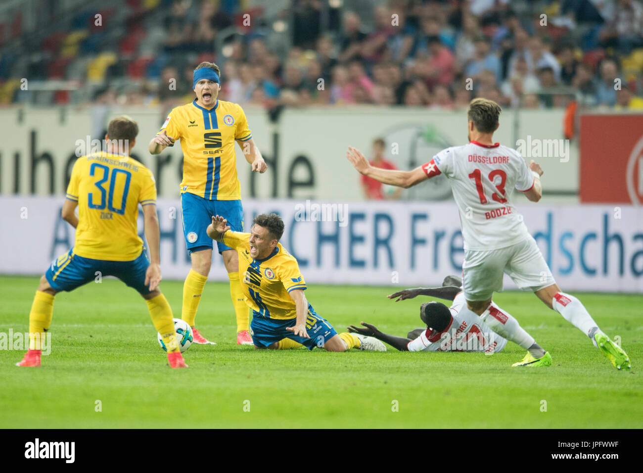 Düsseldorf, Deutschland. 31 juillet, 2017. V.l.n.r. Hendrick ZUCK (BS), Steve BREITKREUZ (BS), Mirko BOLAND (BS), IHLAS BEBOU (D), Adam BODZEK (D), l'Aktion, Kampf um den Ball, Fussball 2. Bundesliga, 1. Spieltag, Fortuna Dusseldorf (D) - l'Eintracht Braunschweig (Brunswick) (BS), am 31.07.2017 in der Esprit Arena de Düsseldorf/ Deutschland. | Verwendung weltweit Credit : dpa/Alamy Live News Banque D'Images