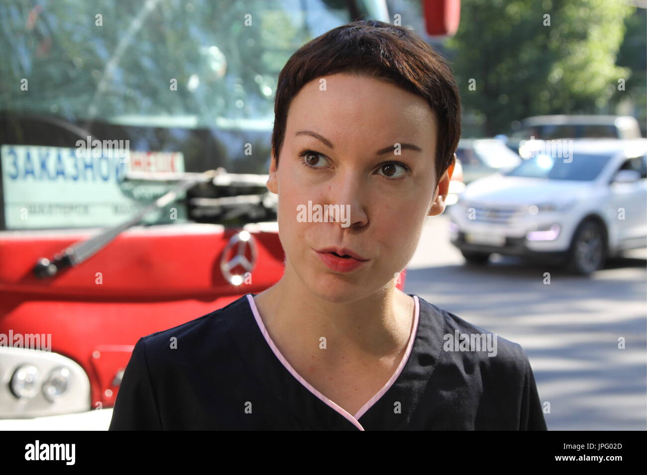 Donetsk, Ukraine. 1er août 2017. Natalya Avilova, chef de l 'aide pour le sud-est de l'Ukraine" et "pour les enfants de la Syrie, des projets à l'Hôpital clinique des enfants républicaine à Donetsk, une ville de l'Ukraine est contrôlé par la République populaire de Donetsk ; sept enfants en difficulté sont envoyés pour traitement à la Russie par Spravedlivaya Pomoshch Doktora Lizy, une organisation caritative internationale. Credit : Valentin/Sprinchak TASS/Alamy Live News Banque D'Images