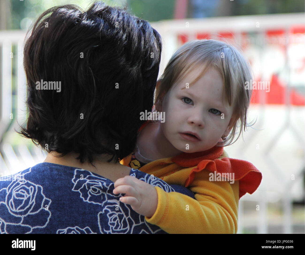 Donetsk, Ukraine. 1er août 2017. Une mère et son enfant à l'Hôpital clinique des enfants républicaine à Donetsk, une ville de l'Ukraine est contrôlé par la République populaire de Donetsk ; sept enfants en difficulté sont envoyés pour traitement à la Russie par Spravedlivaya Pomoshch Doktora Lizy, une organisation caritative internationale. Credit : Valentin/Sprinchak TASS/Alamy Live News Banque D'Images