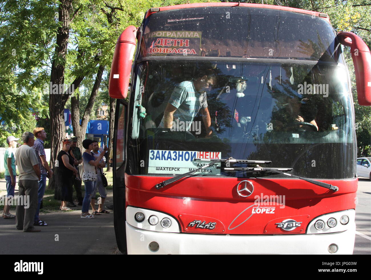 Donetsk, Ukraine. 1er août 2017. Les parents et les proches des enfants en difficulté se tiennent à l'extérieur d'un bus qui est de partir pour la Russie de l'Hôpital clinique des enfants républicaine à Donetsk, une ville de l'Ukraine est contrôlé par la République populaire de Donetsk ; sept enfants en difficulté sont envoyés pour traitement à la Russie par Spravedlivaya Pomoshch Doktora Lizy, une organisation caritative internationale. Credit : Valentin/Sprinchak TASS/Alamy Live News Banque D'Images