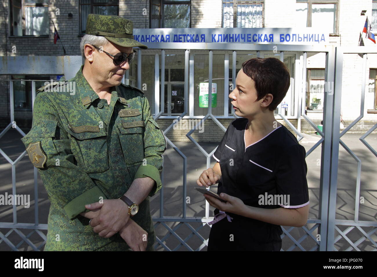 Donetsk, Ukraine. 1er août 2017. Le commandant adjoint de la République populaire de Donetsk est le commandement opérationnel, Eduard Basurin (L), et Natalya Avilova, chef de l 'aide pour le sud-est de l'Ukraine" et "pour les enfants de la Syrie, des projets à l'Hôpital clinique des enfants républicaine à Donetsk, une ville de l'Ukraine est contrôlé par la République populaire de Donetsk ; sept enfants en difficulté sont envoyés pour traitement à la Russie par Spravedlivaya Pomoshch Doktora Lizy, une organisation caritative internationale. Credit : Valentin/Sprinchak TASS/Alamy Live News Banque D'Images