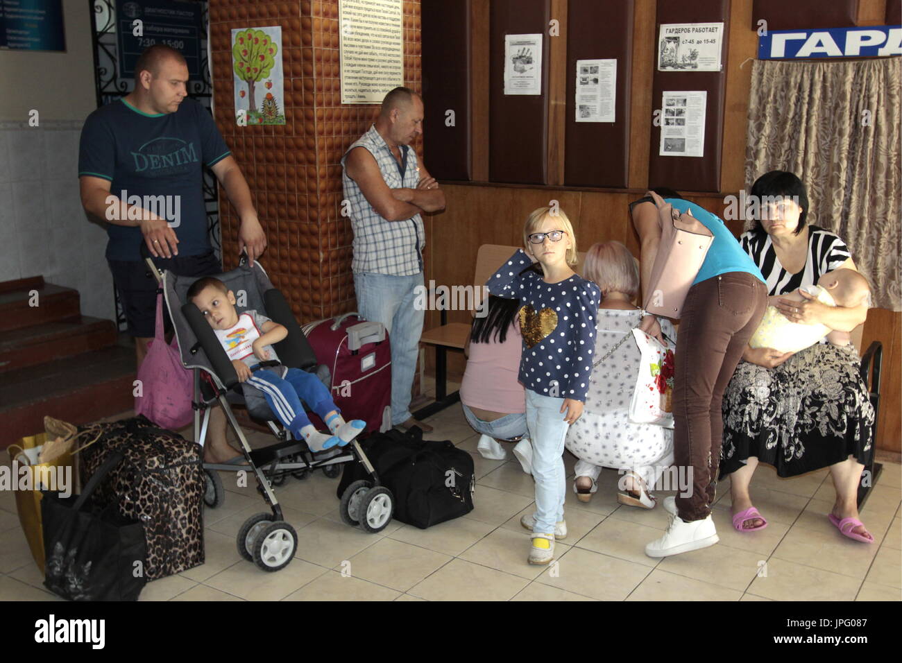 Donetsk, Ukraine. 1er août 2017. Les parents et leurs enfants à l'Hôpital clinique des enfants républicaine à Donetsk, une ville de l'Ukraine est contrôlé par la République populaire de Donetsk ; sept enfants en difficulté sont envoyés pour traitement à la Russie par Spravedlivaya Pomoshch Doktora Lizy, une organisation caritative internationale. Credit : Valentin/Sprinchak TASS/Alamy Live News Banque D'Images