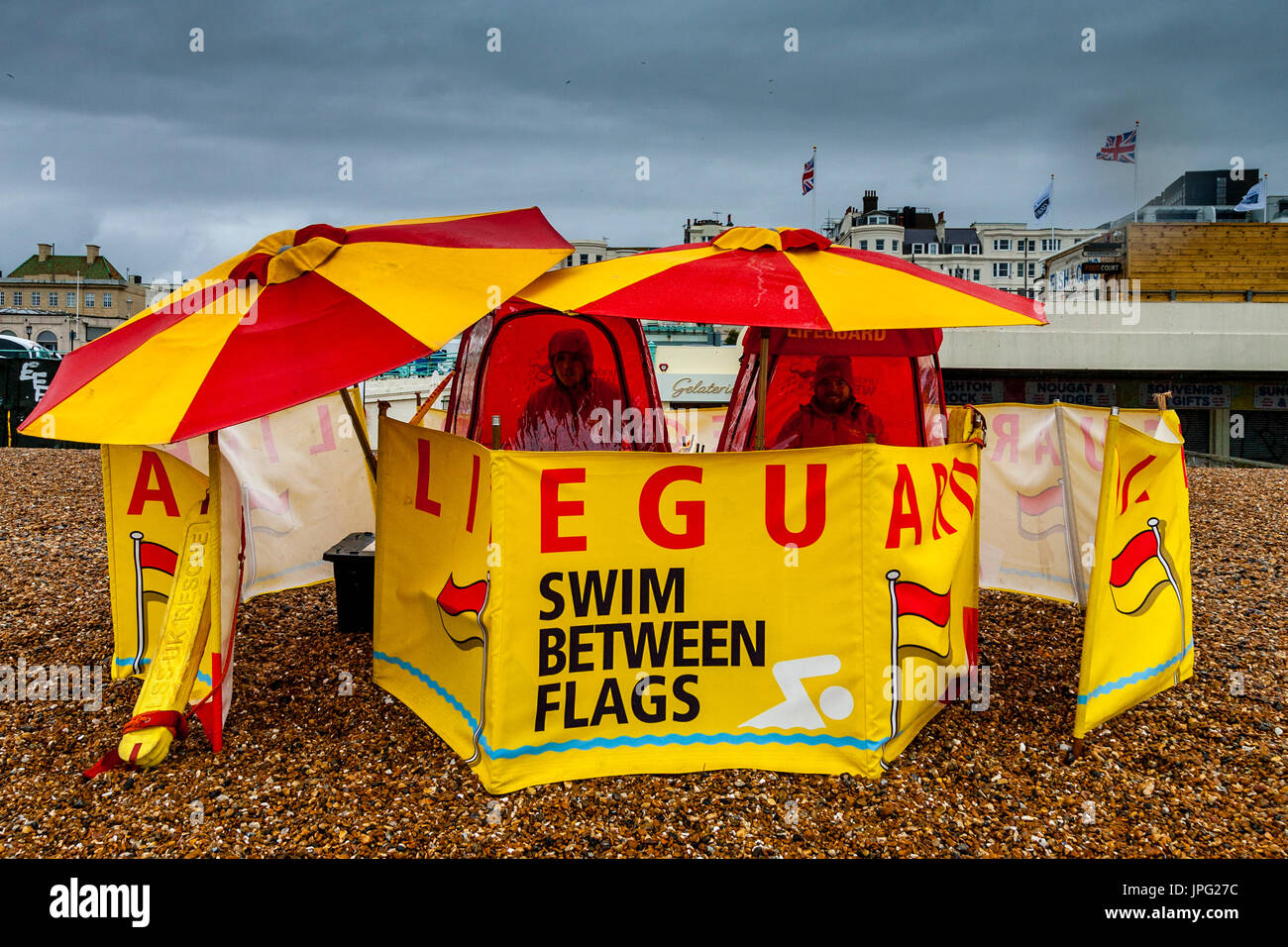 Brighton, UK. 2 Août, 2017. Météo britannique. Des sauveteurs à l'abri de la pluie sur la plage de Brighton, Brighton, East Sussex, UK. Credit : Grant Rooney/Alamy Live News Banque D'Images