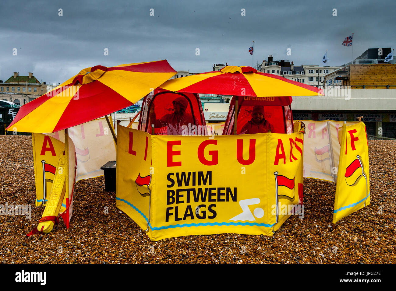 Brighton, UK. 2 Août, 2017. Météo britannique. Des sauveteurs à l'abri de la pluie sur la plage de Brighton, Brighton, East Sussex, UK. Credit : Grant Rooney/Alamy Live News Banque D'Images