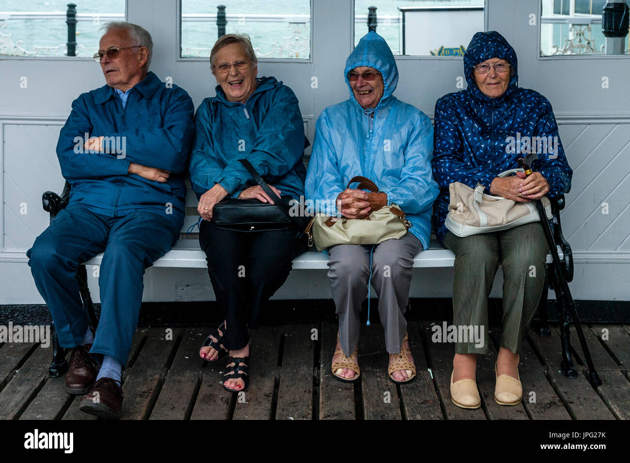 Brighton, UK. 2 Août, 2017. Météo britannique. Un groupe de retraités à l'abri de la pluie sur la jetée de Brighton, Brighton, East Sussex, UK. Credit : Grant Rooney/Alamy Live News Banque D'Images