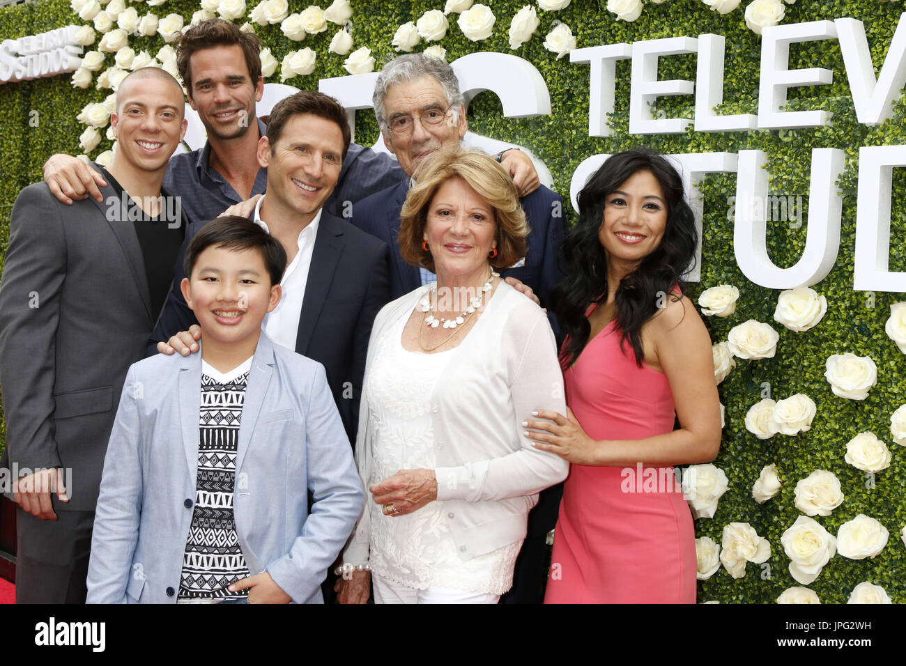 1 août 2017 - Studio City, CA, USA - Los Angeles - 1 août : Matt Murray, David Walton, Mark Feuerstein, Elliott Gould, Albert Tsai, Linda Lavin, Liza Lapira au CBS TV Studios Soirée d'été du parti à la TCA 2017 CBS Studio Center le 1 août 2017 dans Studio City, CA (crédit Image : © Kay Blake via Zuma sur le fil) Banque D'Images