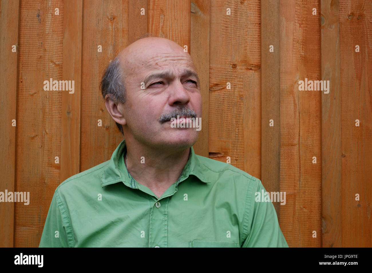Homme Caucassian grimaçant, portrait. Banque D'Images