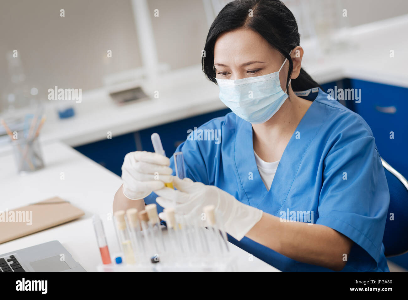 Travail de laboratoire professionnel portant un masque chirurgical Banque D'Images