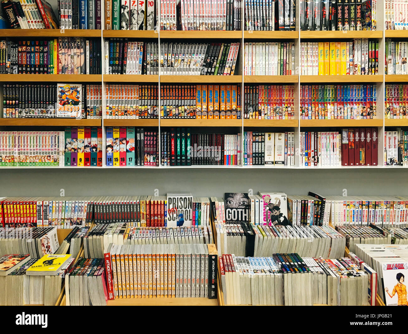 Bucarest, Roumanie - Mai 06, 2017 : les mangas japonais les magazines de bandes dessinées en vente en librairie locale. Banque D'Images