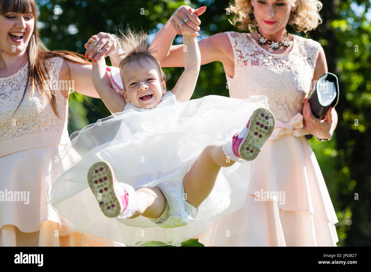 Fille avec robe blanche est en train de jouer au parc célébration baptême  partie jour. Fête de mariage Photo Stock - Alamy