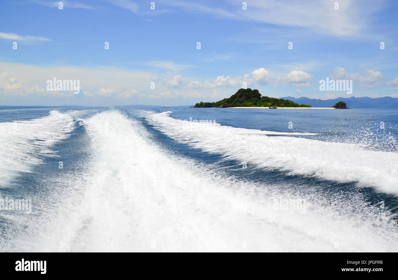 Service causés par bateau de croisière ou de la trace de la queue des bateau de vitesse sur la surface de l'eau dans l'océan en utilisant comme fond naturel. Banque D'Images