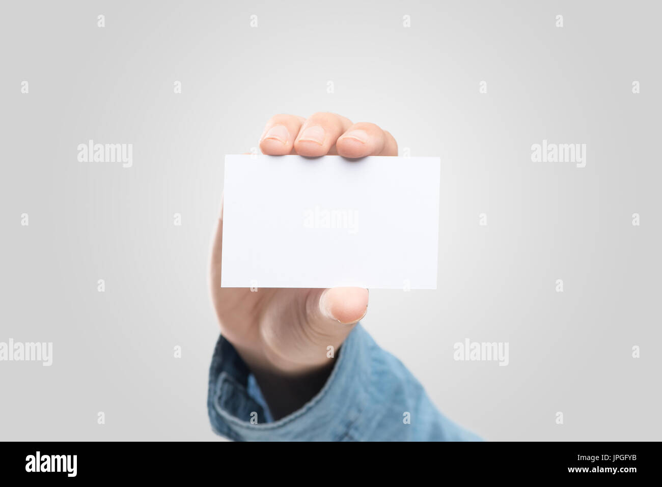 Male hand holding blank business card isolated Banque D'Images