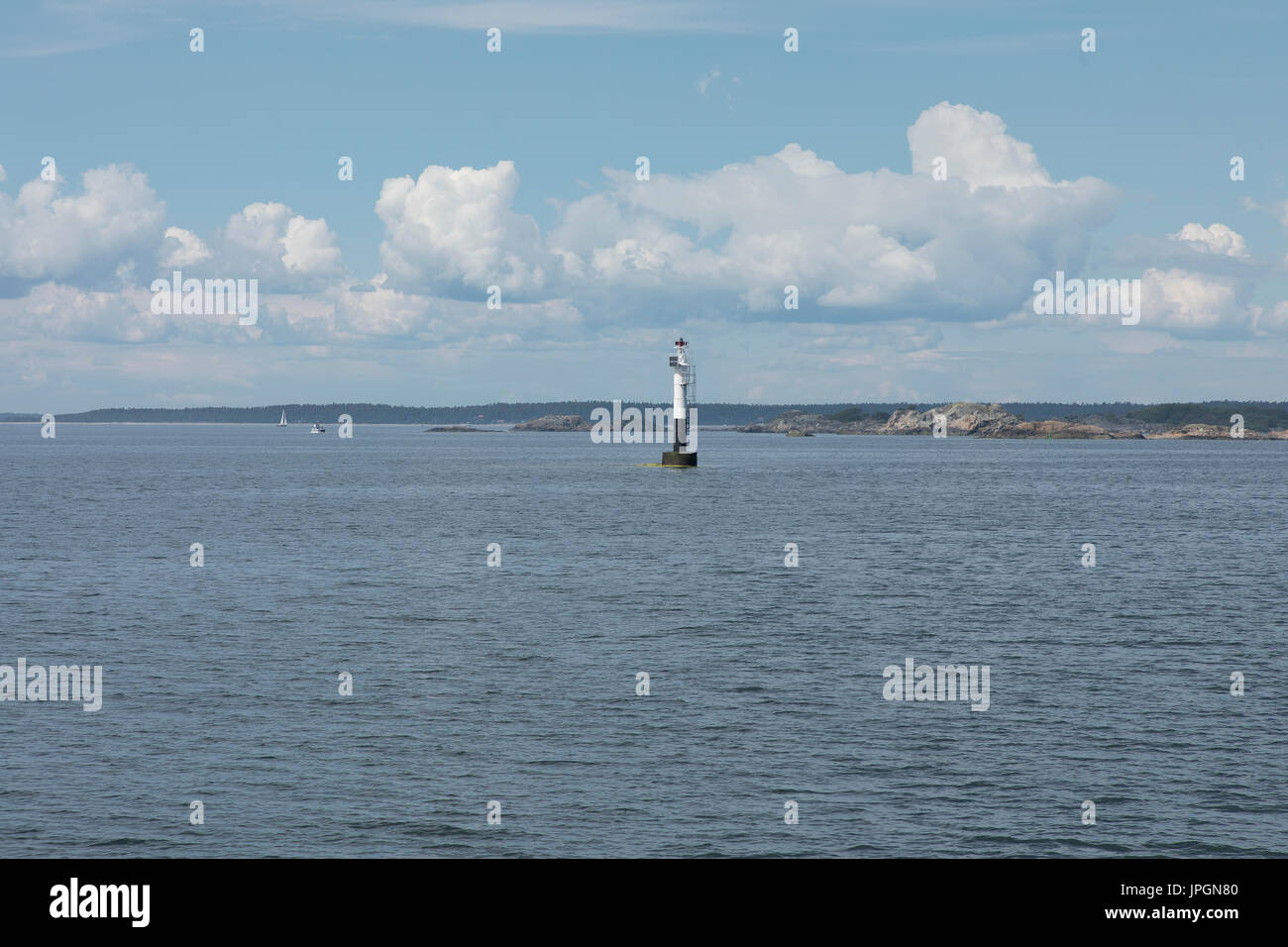 Face à la mer avec une petite plage et d'une île, et quelques bateaux à tha background Banque D'Images