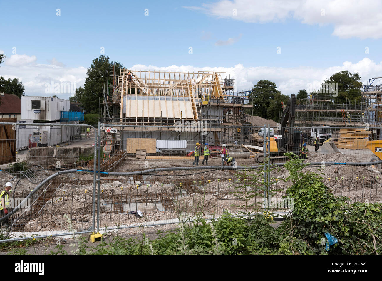 La construction de logements par Imiri à l'ancienne gare de triage d'Sutton Scotney près de Winchester Hampshire England UK nouvelles maisons et appartements. Banque D'Images