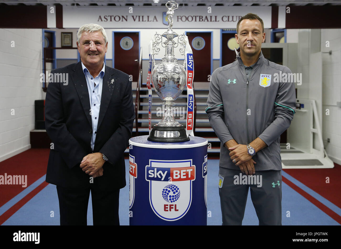 Aston Villa manager Steve Bruce et John Terry lors de la pré-saison 2017/18 EFL à l'intention des médias à Villa Park, Birmingham. Banque D'Images
