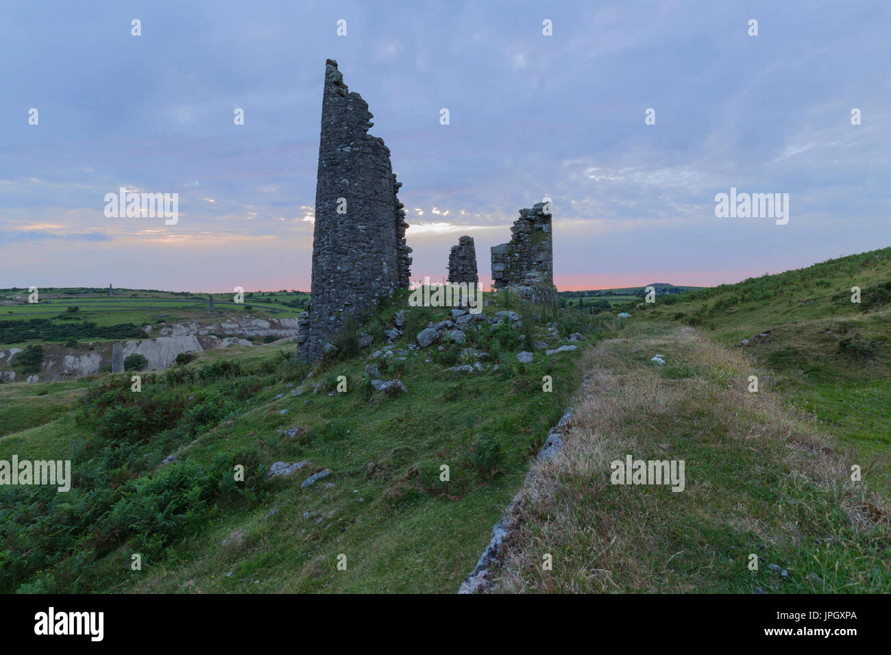 Coucher du soleil sur l'une des anciennes maisons du moteur à la mine de cuivre de caradon sud, situé dans l'est de Cornwall Banque D'Images