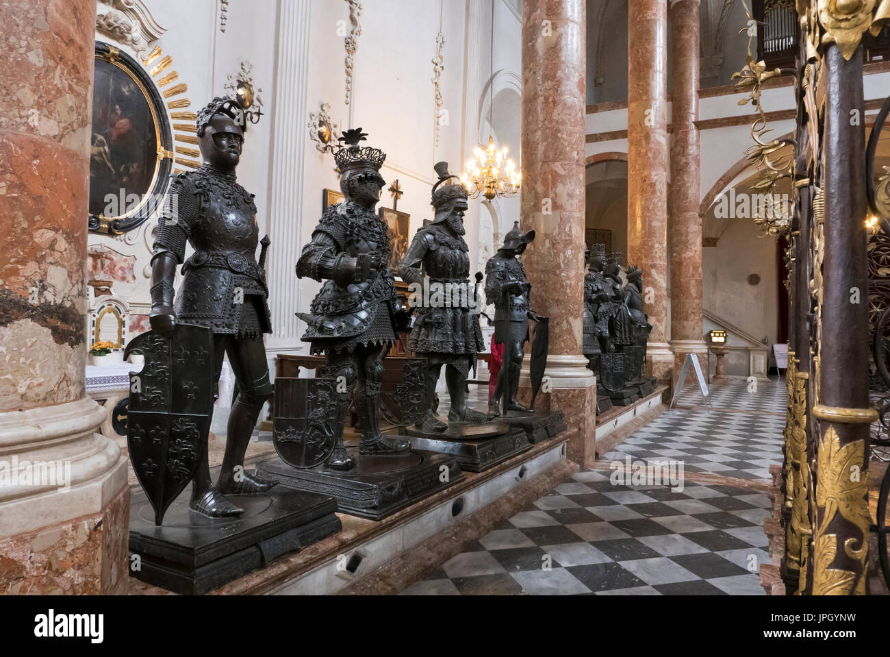 Une rangée de statues en bronze de personnages historiques, l'église Hofkirche, Innsbruck, Autriche Banque D'Images