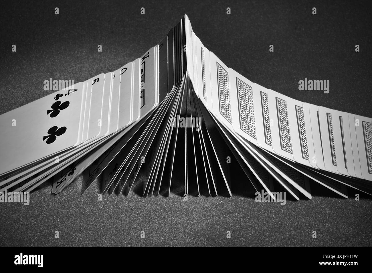 Jeu de cartes Poker face-up tournant comme des dominos de façon séquentielle. Casino et de manœuvre Banque D'Images