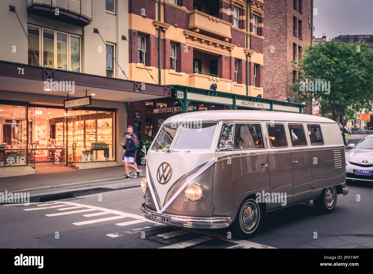 Sydney, Australie - Novembre 7, 2015 : Volkswagen Kombi fraîchement restauré le camping-car en voiture sur George street at the Rocks, Nouvelle Galles du Sud Banque D'Images