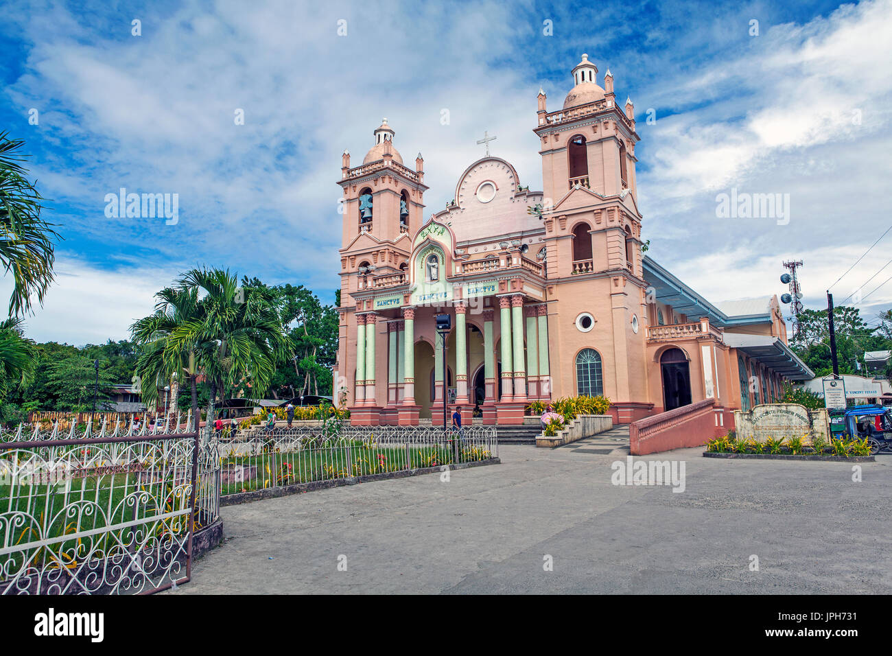 Façade de 160 ans de la cathédrale catholique de l'Archidiocèse et culte de saint Vincent Ferrer à Bogo Ville, île de Cebu, Philippines. Banque D'Images