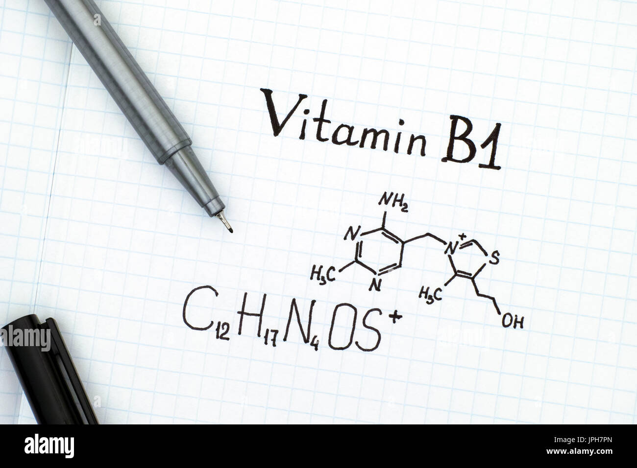 Formule chimique de la vitamine B1 avec un stylo noir. Close-up. Banque D'Images