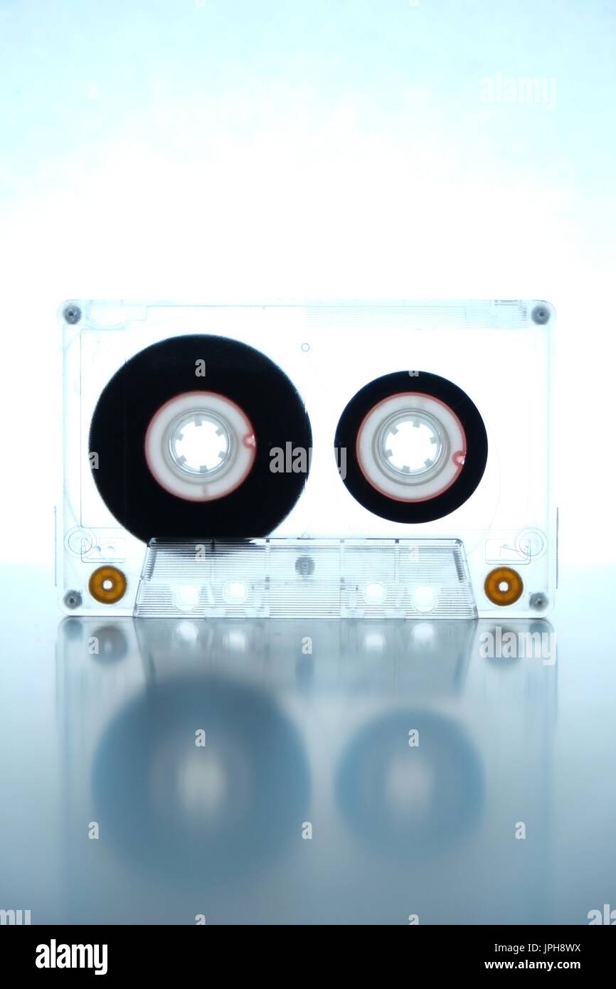 Vieille cassette audio d'être éclairé par LED sur un fond blanc. retro et vintage thème Banque D'Images