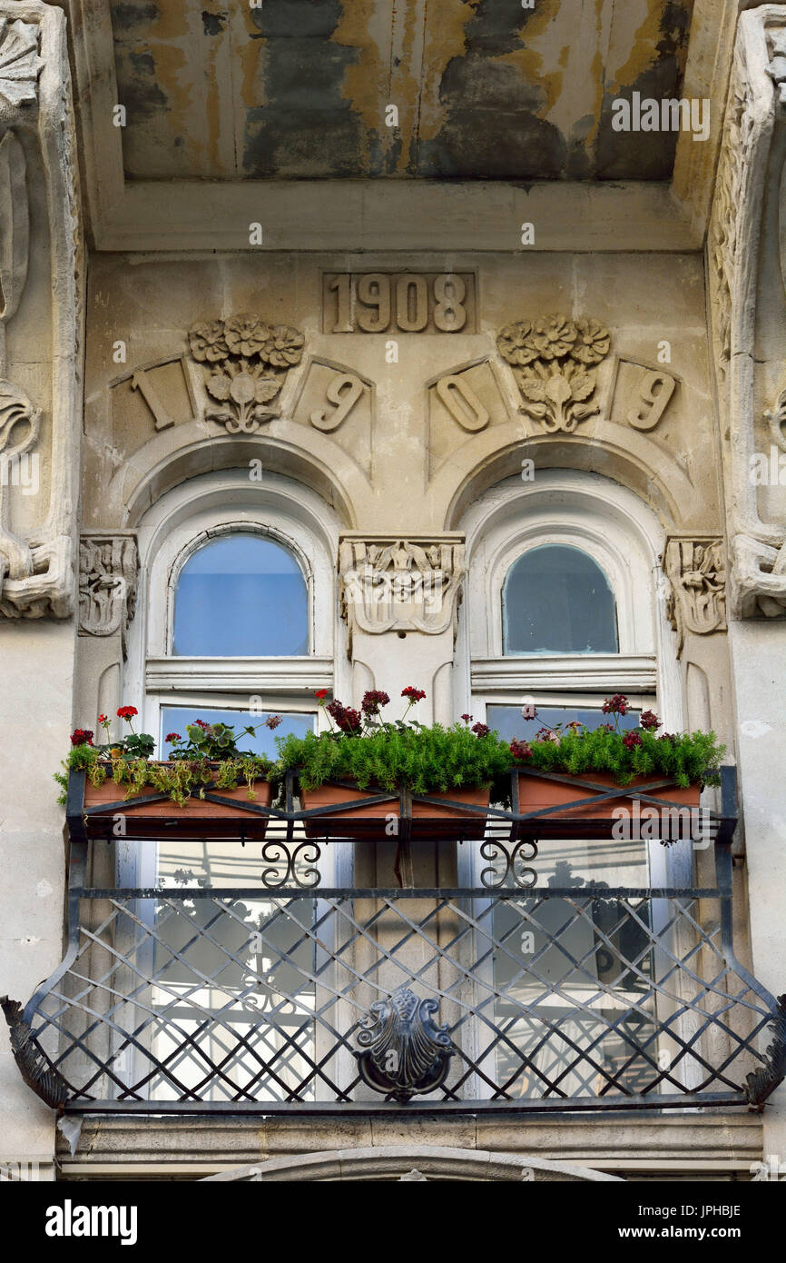 Balcon de l'immeuble d'architecture au centre-ville de Bakou, avec des fleurs et des ornements. Banque D'Images
