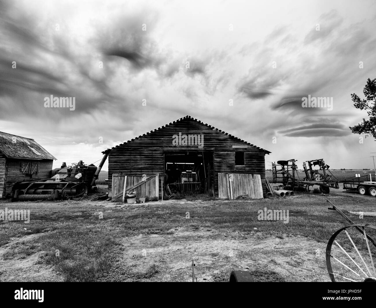 Version noir et blanc de la chambre de stockage à la ferme, avec des ciels de pluie Contexte : Banque D'Images