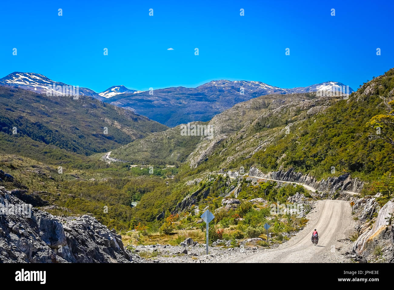 Randonnées cycliste jusqu'à la colline sur la Carretera Austral, le sud de la Patagonie, au Chili Banque D'Images