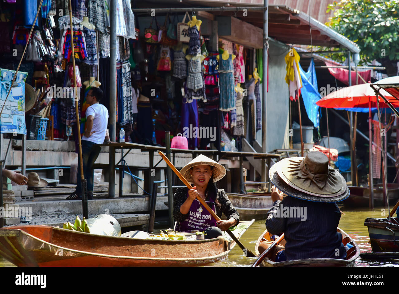 Bangkok / Thaïlande - le 20 janvier 2017 : les femmes qui travaillent dans un bateau dans le marché flottant de Bangkok à proximité. Marché flottant est l'une des principales Banque D'Images